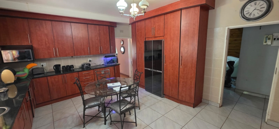 6 Bedroom Property for Sale in Wilkeville North West